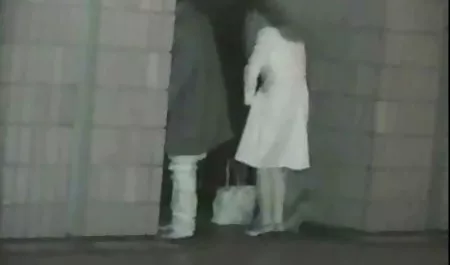 هیولا ربات یک زن را به یکباره در همه سوراخ ها و جوانان سکس با زن شوهر می اندازد
