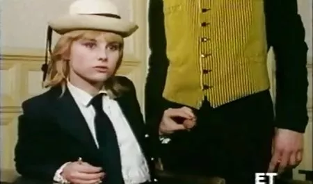 مرد سفید پوست داخل واژن زن سیاهپوست می شود و از تماشای اسپرم هایی که سکسه زن وشوهر جاری است لذت می برد
