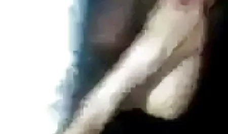 مادر سکس های زن و شوهری پسرش را از خواب بیدار کرد و به او داد