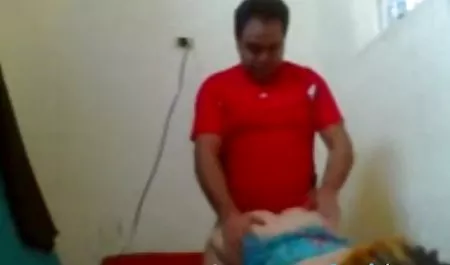 بین تیتک بزرگ سکس زن در مقابل شوهر کاشته شده است