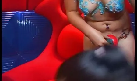 بلوند نازک sex زن و شوهر سوار شلنگ بزرگی است