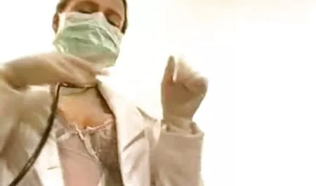 مرد ثروتمند به رابطه جنسی سکس زن زانیه مقعد به صورت زنده نگاه می کند