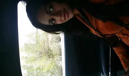 مرد جوان یک سکس خیانت زن به شوهر عیار سیگار کشیدن کلوچه درست کرد