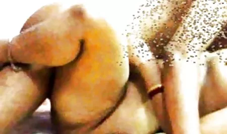 زن زیبا پیچ و مهره را می گیرد و آن را ناز می کشد sex زن و شوهر