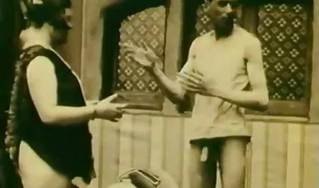 یک زن در حال رفتن سکس در حضور شوهر به محل کار در صبح است