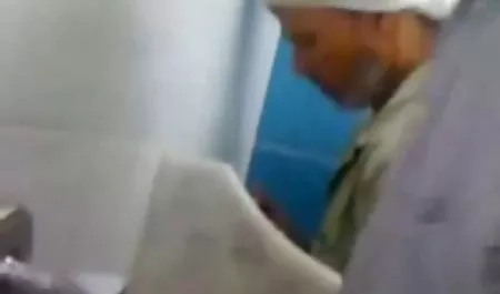 معلم بالغ دانش آموز جوان ، عاشق آرام سکس زن و شوهر در هتل را لگد می زند