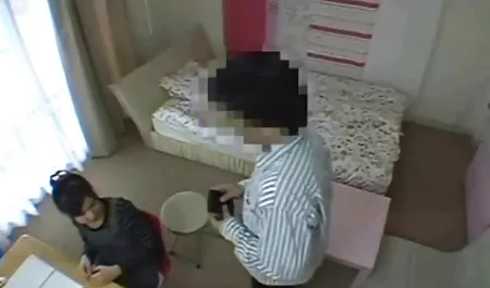 بابا دختران جوان خود سکس شوهر را در کنار استخر لعنتی