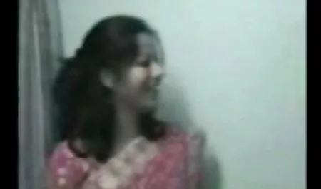 زن سیاه و سفید سکس زن و شوهر جوان باریک الاغ خوشمزه اش را نشان می دهد